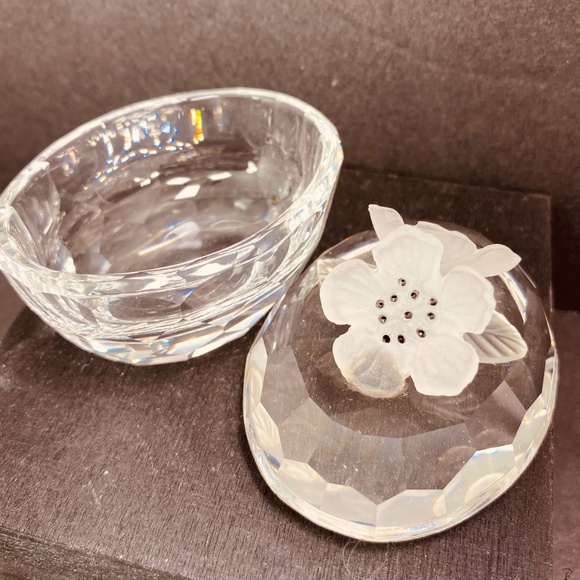 Swarovski Crystal Oval Flower Treasure Trinket Box Vintage '76-'88 - Picture 3 of 9